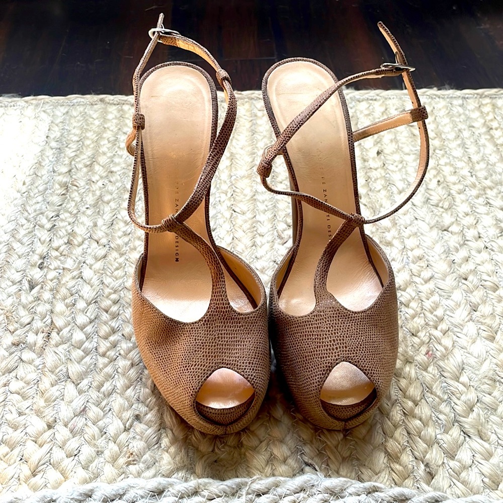 Giuseppe tan super cute classic Mary Jane heels!